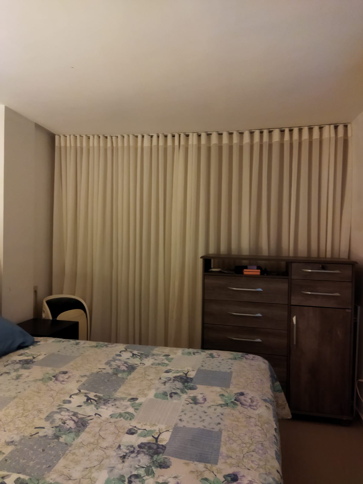 Cortina para sala com painel de TV
